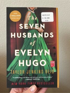 Paperback The Seven Husbands of Evelyn Hugo - Taylor Jenkins Reid